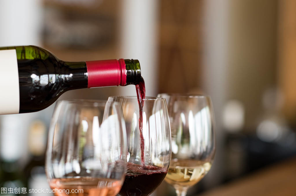 倒红酒