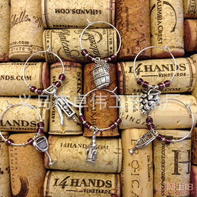 厂家直销婚庆装饰串珠四叶草餐巾圈与红酒瓶装饰品 细节中的浪漫艺术