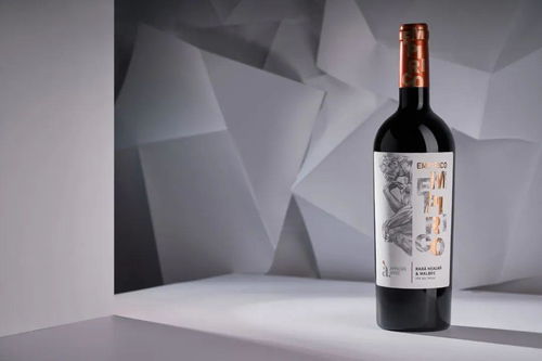 黑与白 葡萄酒包装设计的简约之美