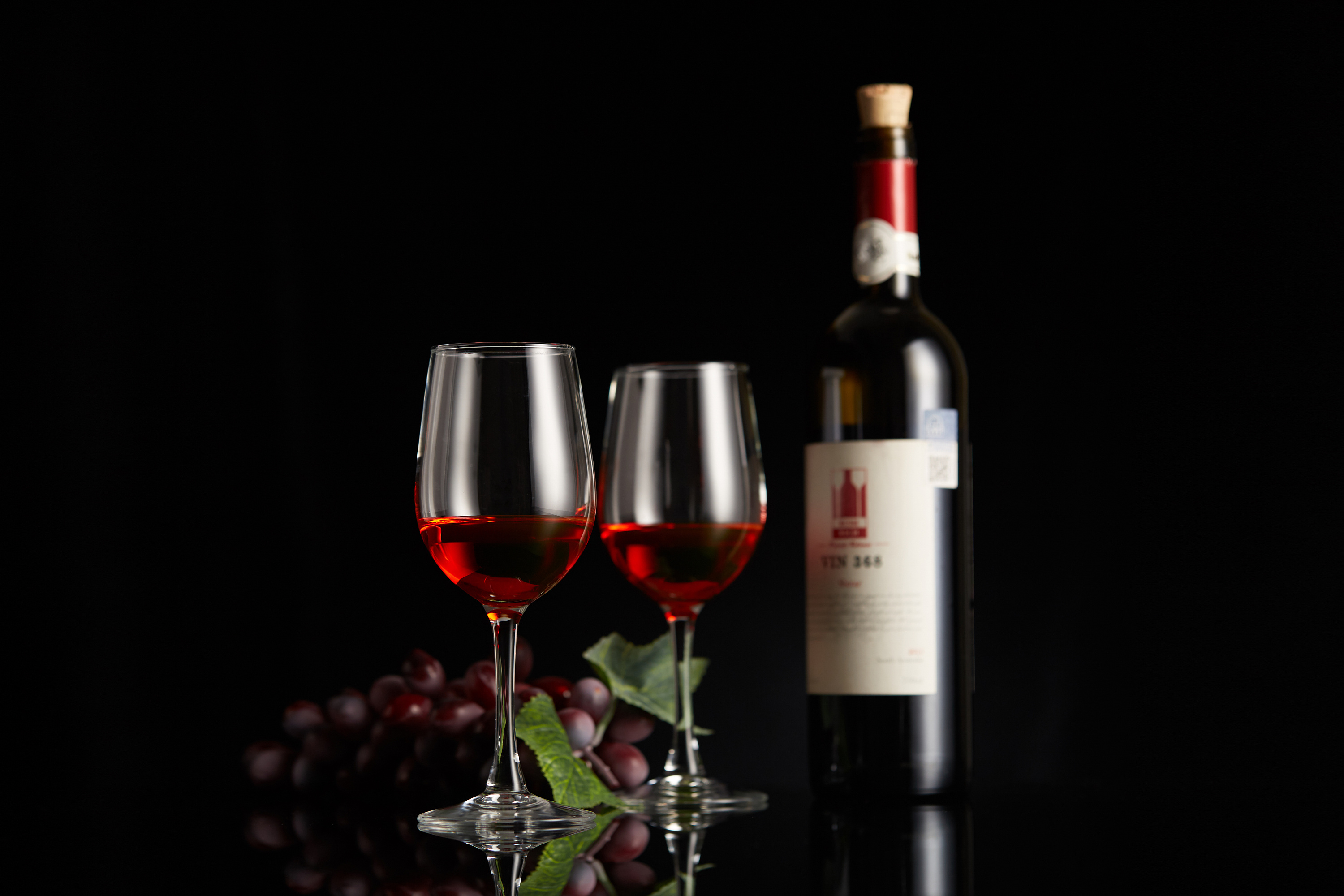 摇晃的红酒杯 静物摄影中的情感表达