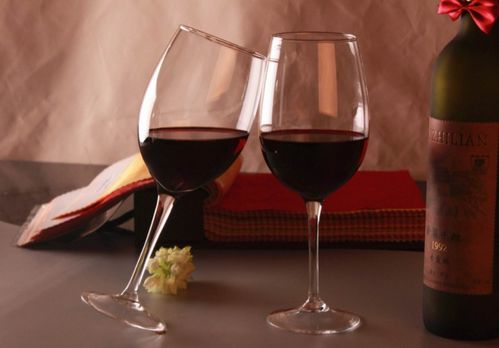 红酒为何只倒三分之一杯？这并非装腔作势，而是深藏智慧