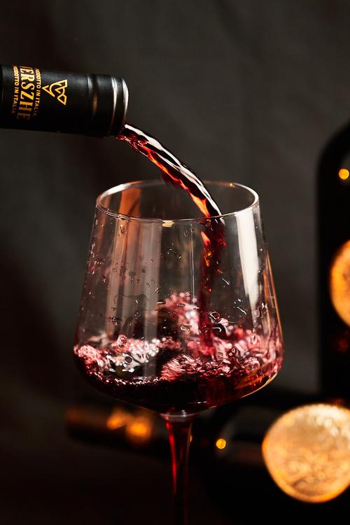 暗调光影中的醇香 葡萄酒产品摄影的艺术与技巧